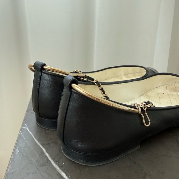 CHANEL Black Leather Cap-Toe Ballet Flats with Gold Chain Ankle Charm - Picture 7 of 9